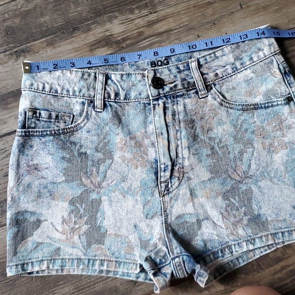 BDG High Rise Erin Faded Floral Shortie Shorts - Picture 6 of 9